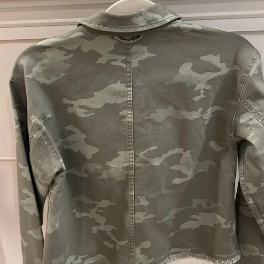 LIKE NEW ISAAC MIZRAHI LIVE! True Denim Printed Fringe Hem Jacket.  Size XS - Picture 13 of 14